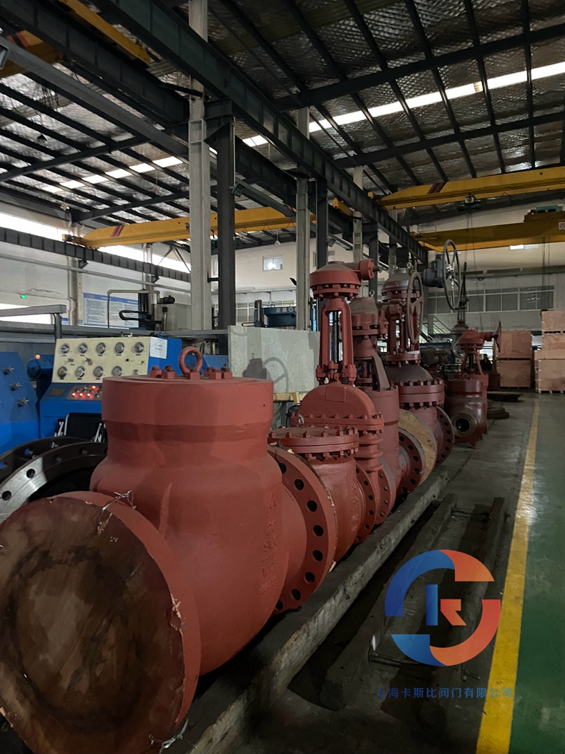 不銹鋼截止閥的用處 【摘要】不銹鋼截止閥是截止閥的一種,對閥體的材料要求比較高,一般有301、304、316等幾種材料選擇。廣泛應用于化工、造船、藥業(yè)、食品機械等領域。那么不銹鋼截止閥的具體用途有哪些呢? 不銹鋼截止閥用途 不銹鋼截止閥一般前提下,不銹鋼截止閥可分為碳鋼截止閥和304截止閥。對企業(yè)有很高的防腐作用,廣泛應用于石油、化工等領域。不銹鋼截止閥的閥座軸與閥座突面豎直。閥座相對較短的啟閉行程和高度可靠的斷開操作使該閥特別適合介質斷開或調整和節(jié)流。 不銹鋼截止閥閥瓣打開后,閥座與閥瓣突面無接觸,并具有非常可靠的斷開動作。適合作為中等切割或切割。調整和使用油門。這種閘閥通常需要水準安裝于管道中。 當不銹鋼截止閥打開后,大部分不銹鋼截止閥的機械磨損較少,由于閥座和閥瓣密封不接觸。比較閥座和閥瓣密封元件易于維修和更換,無需從管道上拆下整個閘閥,特別適合將閘閥和管道焊接在一起。截止閥的流動阻力因為介質流經(jīng)此類閥門的流動方向發(fā)生變化而比其它閥門的流動阻力大。